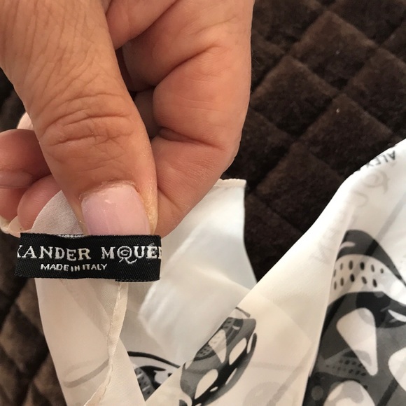 Alexander McQueen Scarfs - Picture 3 of 5